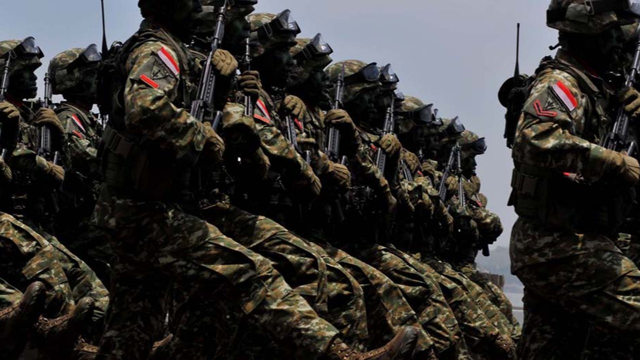 Sebanyak 18.580 prajurit TNI dari tiga angkatan ikut meramaikan HUT TNI ke-69, Surabaya, Selasa (07/10/2014) (Liputan6.com/Johan Tallo)