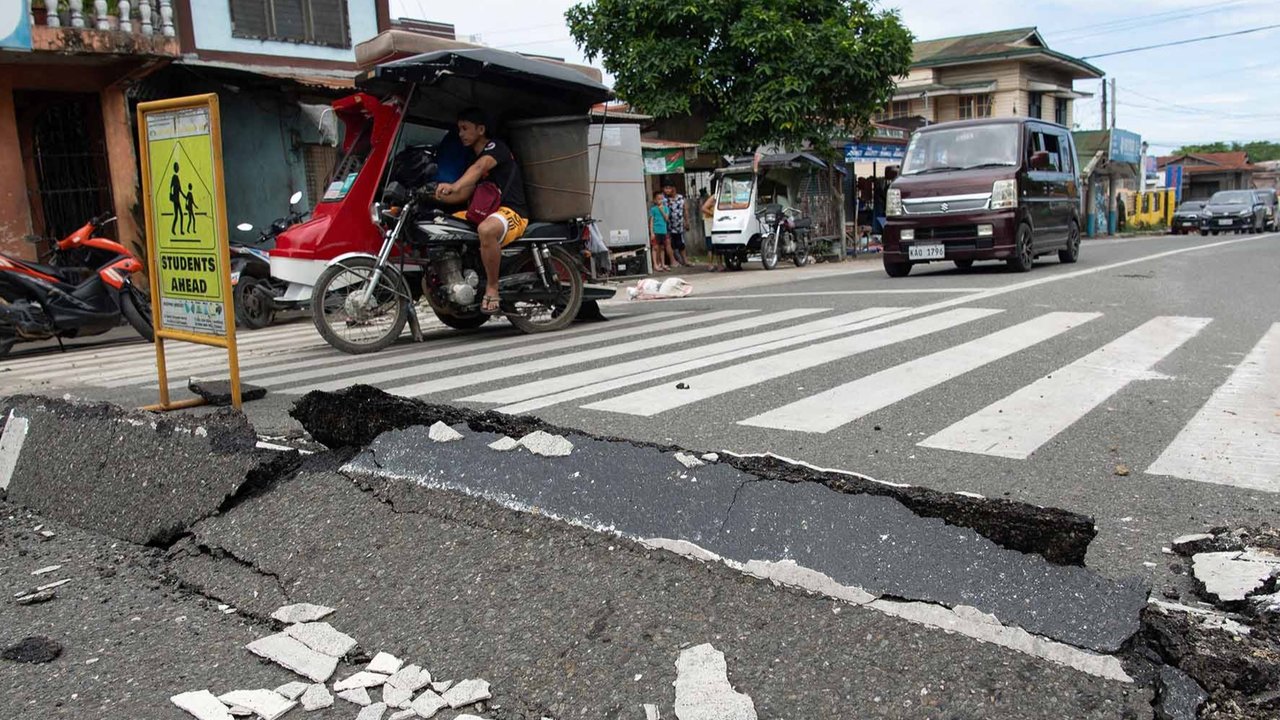 Seorang tim penyelamat beroperasi di lokasi runtuhnya sebuah bangunan di Kota Bogo, Provinsi Cebu, Filipina, Rabu (01/10/2025).