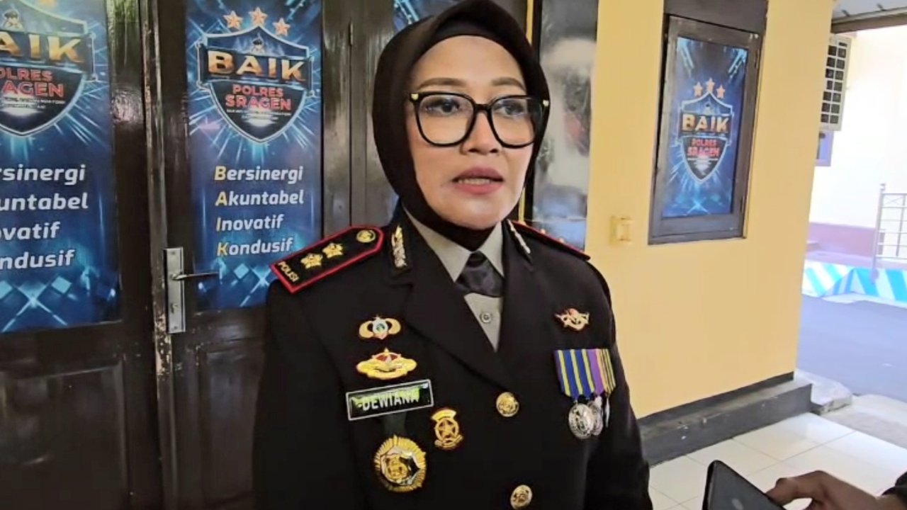 Sambil Live Facebook, Ibu-Ibu Ngamuk Datangi Polres Sragen Siram Bensin ke Polisi