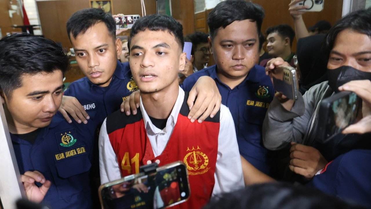 Terdakwa kasus asusila anak dan aborsi Vadel Badjideh usai menjalani sidang putusan di Pengadilan Negeri Jakarta Selatan, Jakarta, Rabu 01/10/2025).