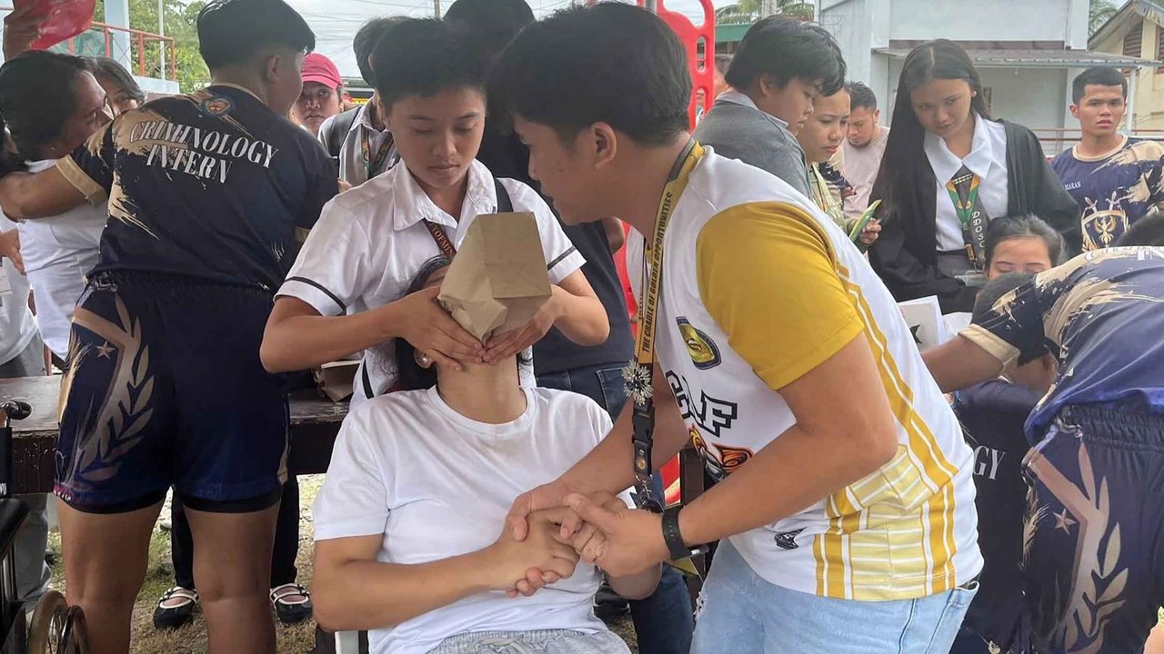 Para siswa berkumpul di luar gedung sekolah setelah gempa bumi 7,4 skala Richter di Davao de Oro, Mindanao. Filipina, Jumat (10/10/2025).