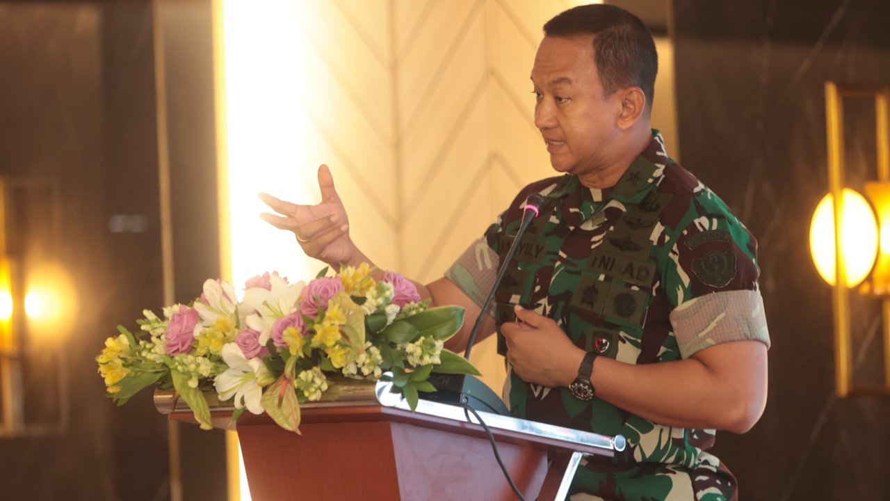 Kadispenad Brigjen TNI Wahyu Yudhayana saat membuka pelatihan jurnalistik bagi para personel penerangan TNI AD di Hotel Novotel Mangga Dua, Jakarta, Kamis (9/10/2025)