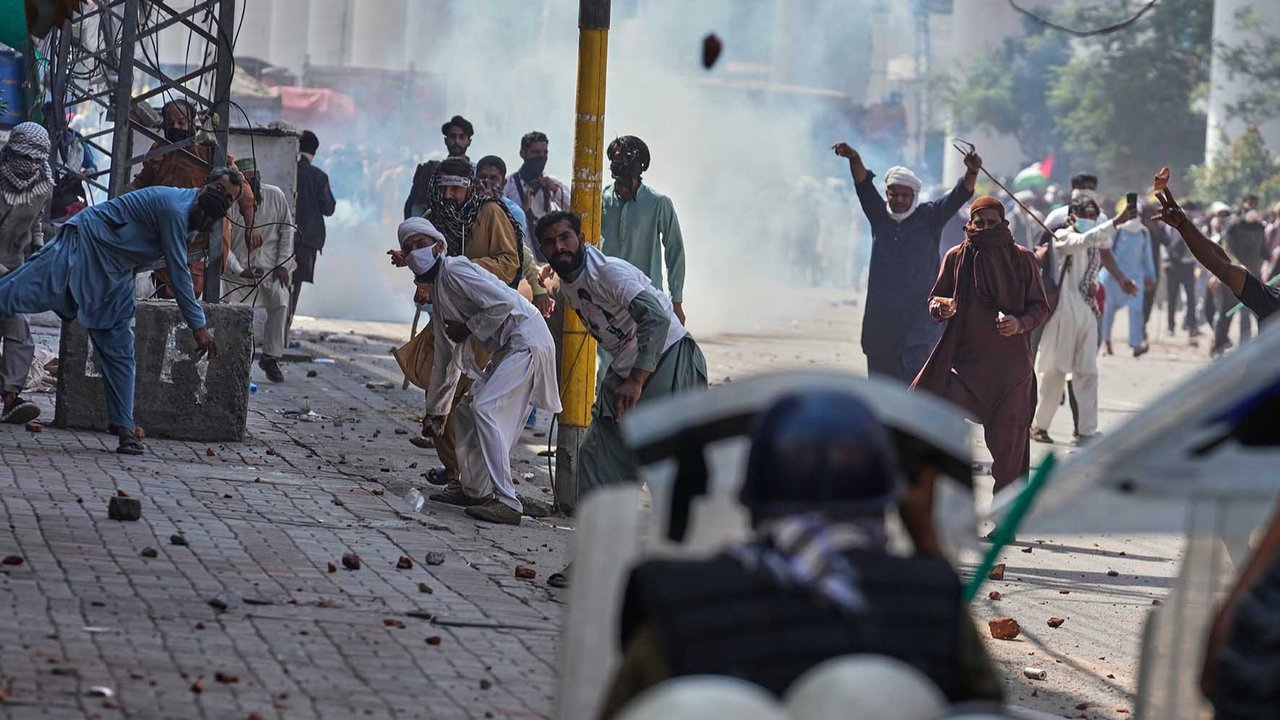 Para pendukung partai Islam 'Tehreek-e-Labbaik Pakistan' melempari polisi dengan batu dalam bentrokan menjelang pawai pro-Palestina mereka menuju ibu kota Islamabad, di Lahore, Pakistan, Jumat (10/10/2025).