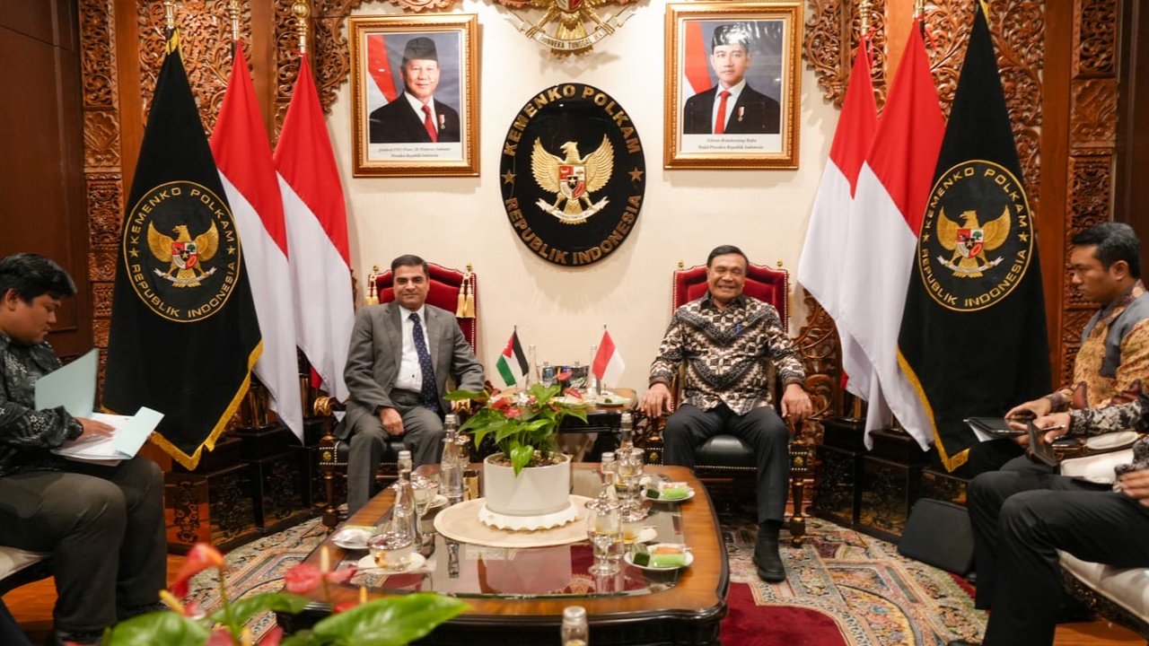 Menko Polkam Djamari Chaniago menerima kunjungan kehormatan Dubes Kerajaan Yordania untuk RI, H.E. Sudqi Al Omoush, di Kantor Kemenko Polkam, Jakarta, Jumat (10/10/2025).
