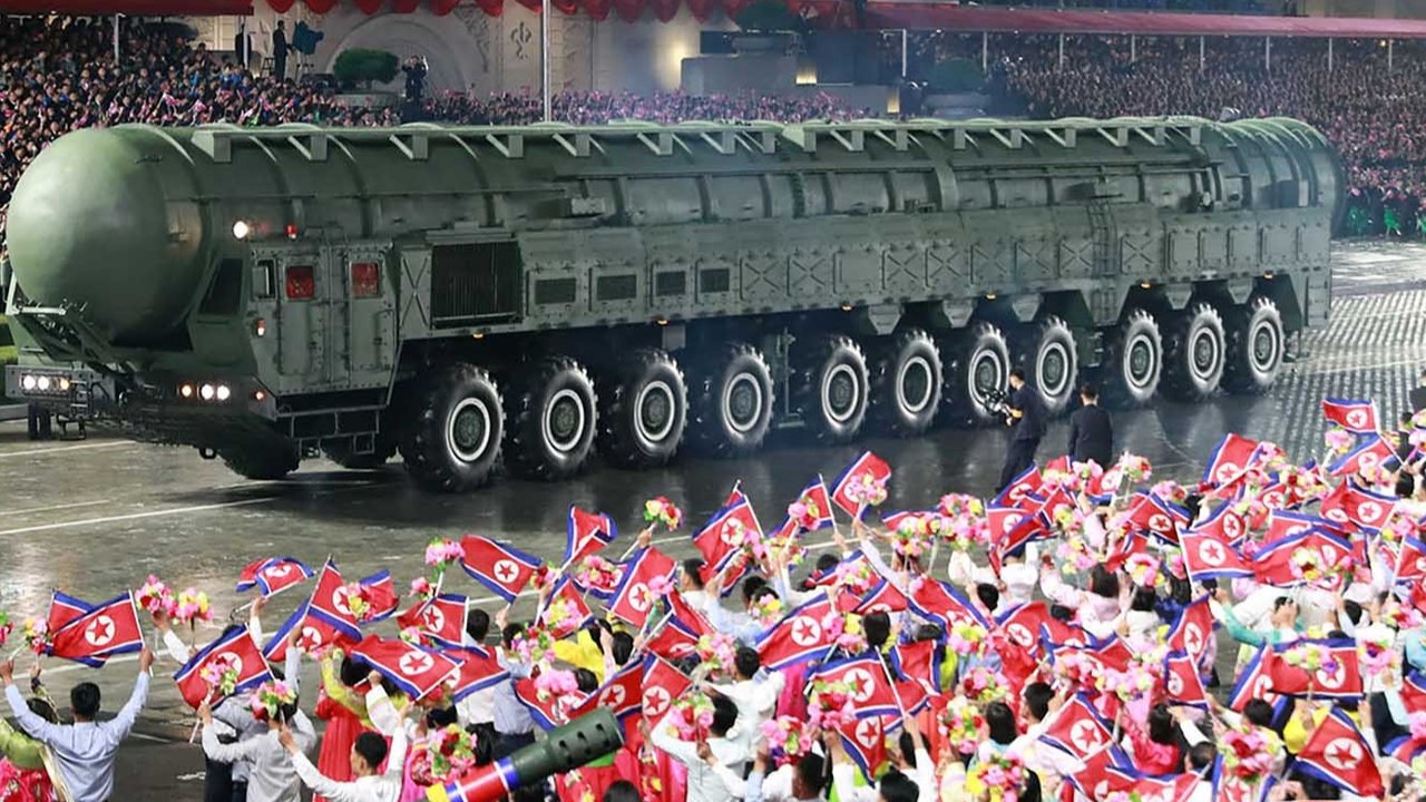 Rudal balistik antarbenua (ICBM) baru Hwasong-20 saat parade militer untuk merayakan ulang tahun ke-80 berdirinya Partai Buruh Korea di Pyongyang, Korea Utara, Jumat (10/10/2025).