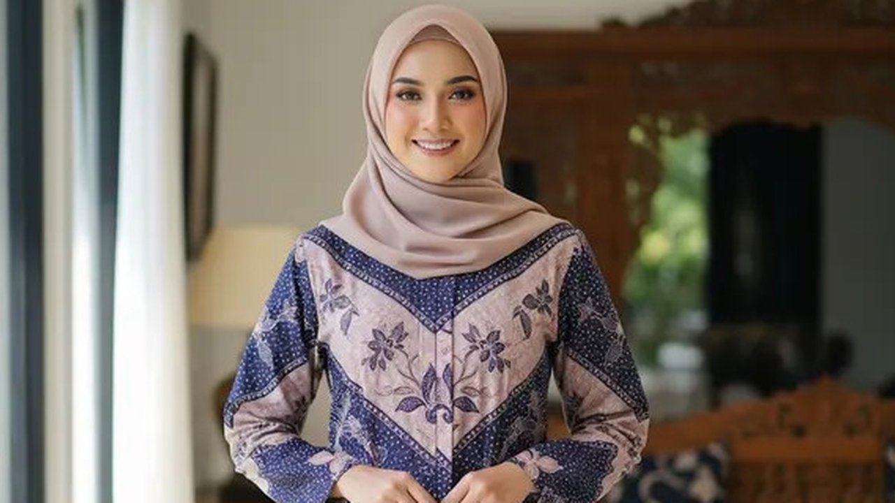 Model Gamis Batik Dobby (Image by Gemini AI)