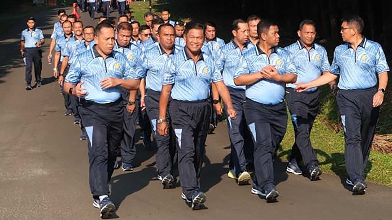 Panglima Koops Udara Nasional (Pangkoopsudnas) Marsdya TNI Minggit Tribowo bersama personel Makoopsudnas saat melakukan olahraga jalan sehat, di seputar Makoopsudnas, Jakarta, Jumat (10/10/2025).