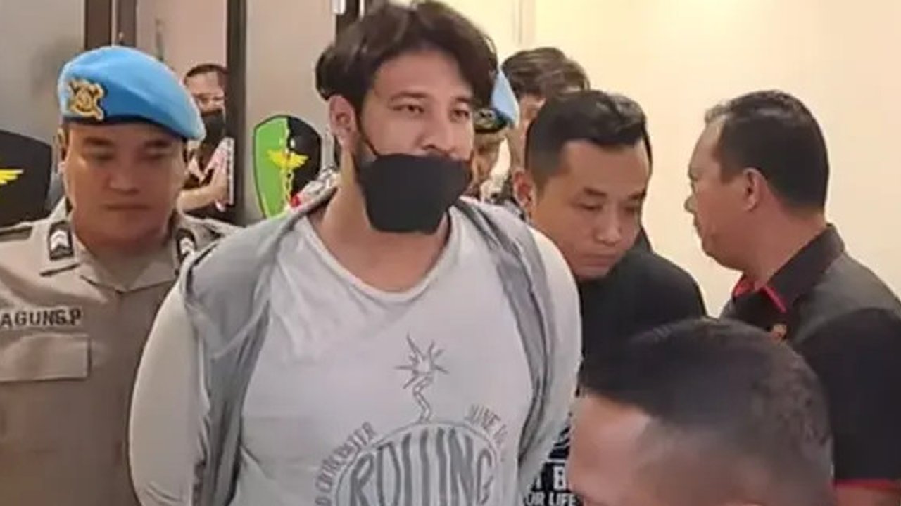 Usai menjalani tes kesehatan, Ammar Zoni bungkam kala ditanya mengapa pakai narkoba lagi. Saat disinggung soal Irish Bella dan anak, matanya berkaca. (Foto: Dok. YouTube Intens Investigasi