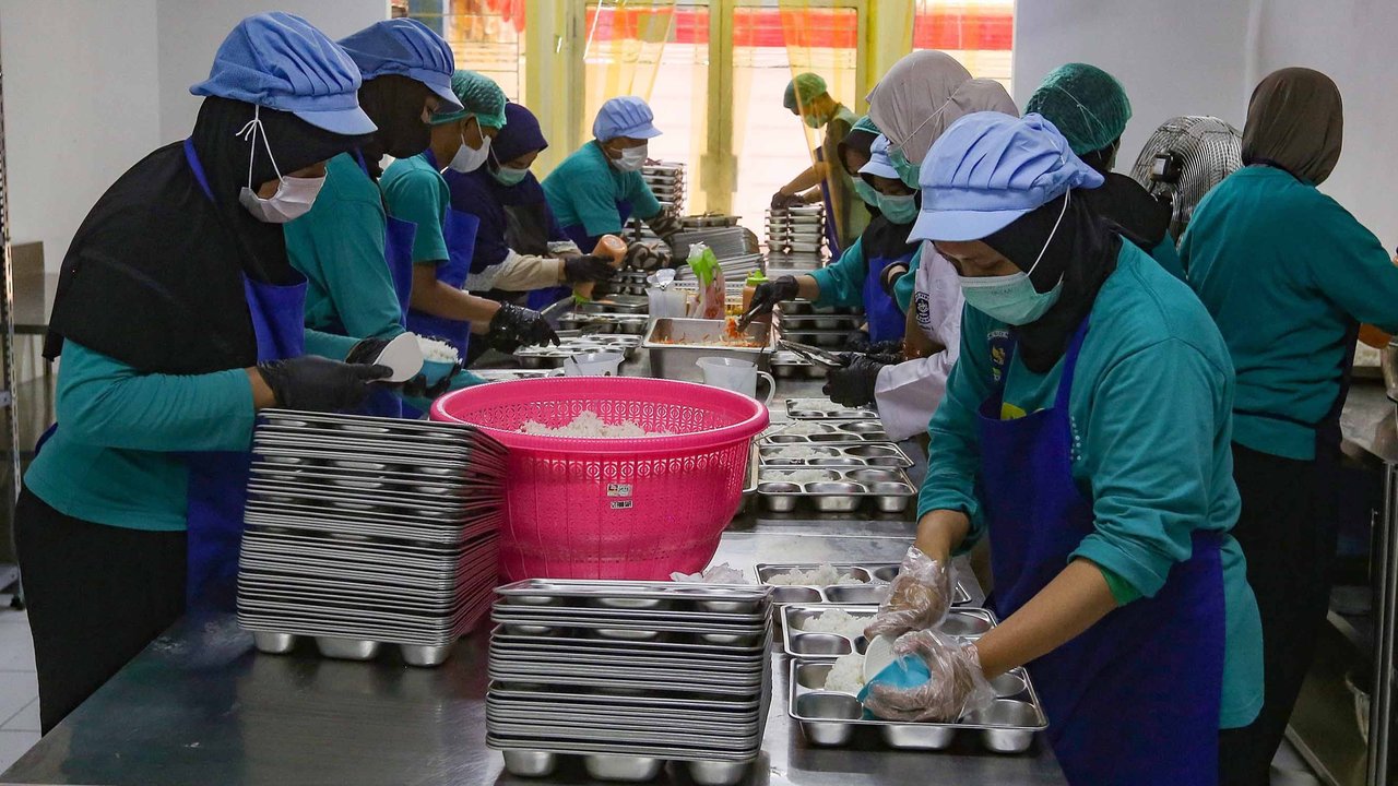 Pekerja menyiapkan paket makanan untuk program Makan Bergizi Gratis (MBG) di dapur Satuan Pelayanan Pemenuhan Gizi (SPPG) Yasmin, Kota Bogor, Kamis (09/10/2025).