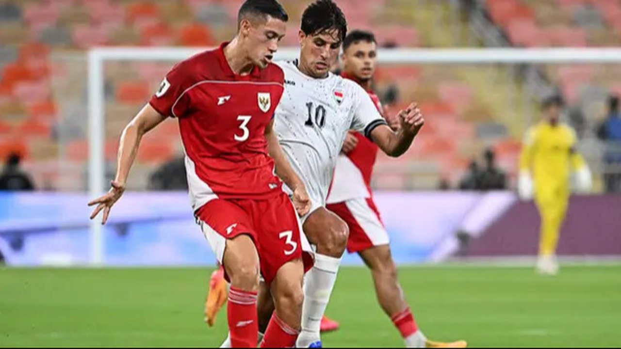 Pemain Timnas Irak, Mohandad Ali (tengah), mengoper bola saat pemain Timnas Indonesia, Jay Idzes, mengejar dalam pertandingan kualifikasi Grup B Piala Dunia antara Irak dan Indonesia