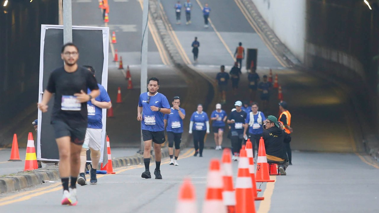 Pelari saat mengikuti Crystalin RunXperience 2025, di kawasan Antasari, Jakarta, Minggu (12/10/2025).