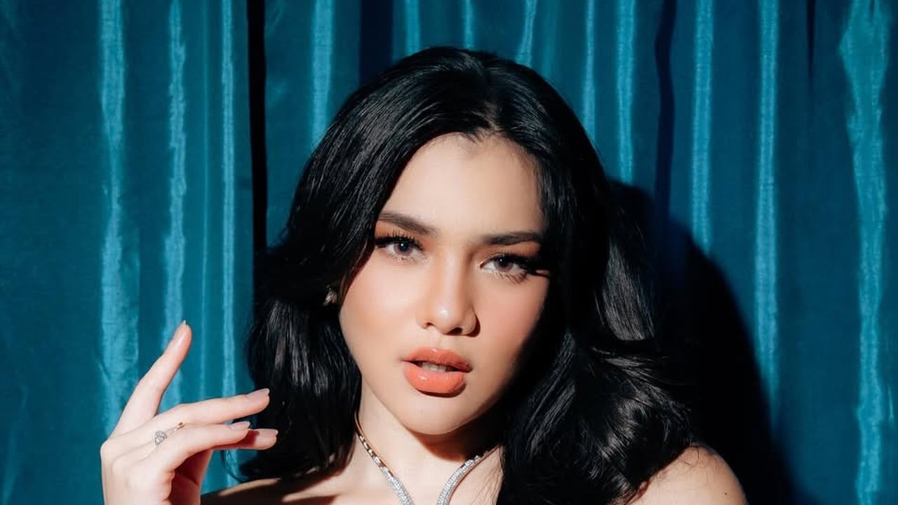 Dipulas MUA Ryan Ogilvy, Davina Karamoy tampil dengan soft makeup look bernuansa coral yang flawless [@davinakaramoy]