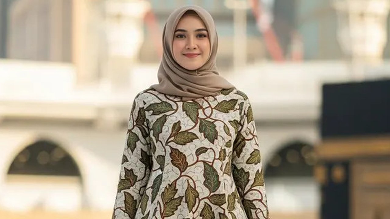 Model Gamis Batik Buat Umroh yang Anggun dan Nyaman/Gemini AI