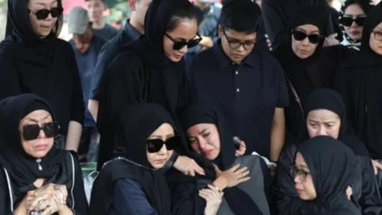 Olla Ramlan Baru Tiba dari Luar Kota, Tak di Sisi Ibunda Saat Meninggal