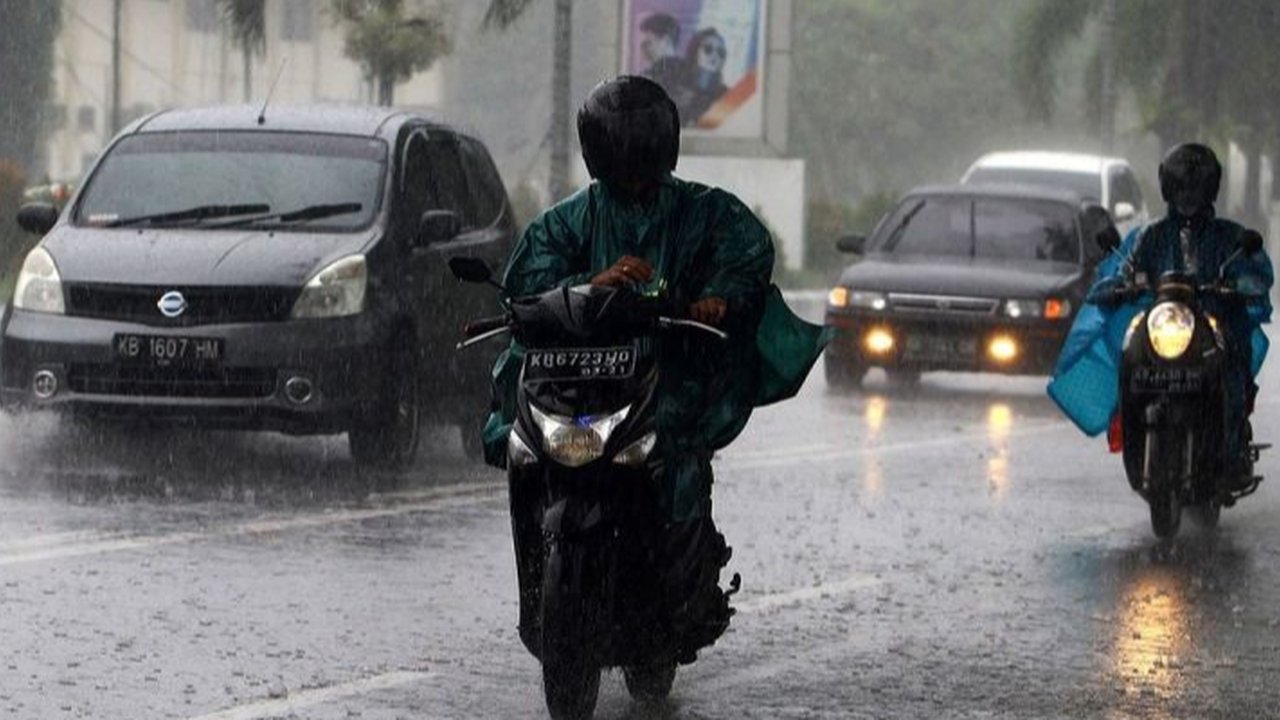 Siap-Siap Bawa Payung, Seluruh Wilayah Jakarta Hujan Ringan Pagi Ini