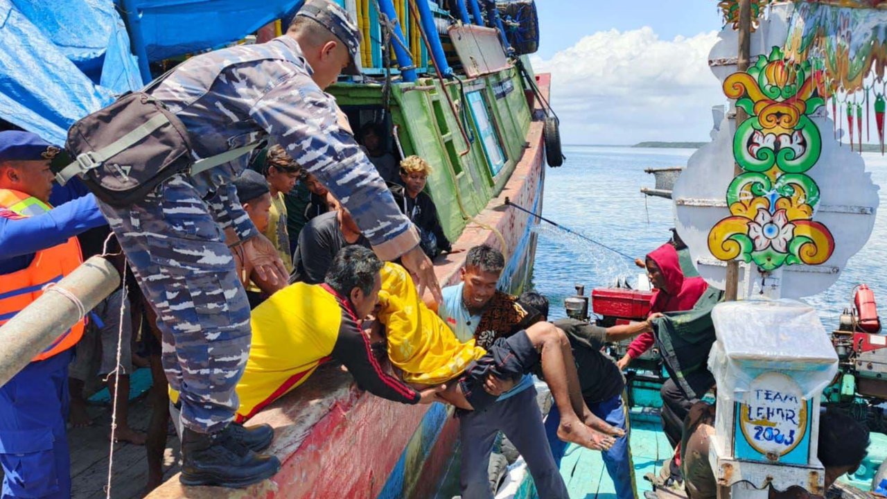 Prajurit Pos TNI AL (Posal) Muncar bersama Polairud, dan instansi terkait melaksanakan evakuasi korban kebakaran kapal KM Anugrah Indah-18 di Pelabuhan Muncar, Sabtu (11/10/2025).