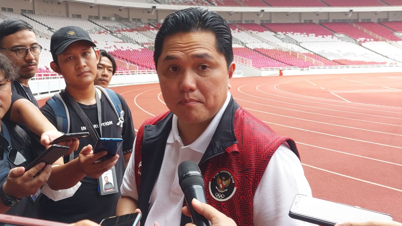 <p>Menteri BUMN dan Ketua Umum PSSI Erick Thohir di Stadion Utama GBK, Jumat (19/5/2023). Erick Thohir memastikan akan memberikan bonus kepada para pemain Tim Nasional Sepakbola U-22. (Arief/Liputan6.com)</p>