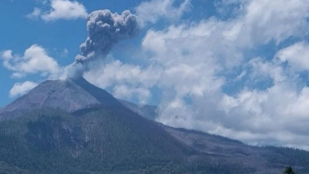 Badan Geologi mencatat 12 kali gempa letusan di Gunung Lewotobi Laki-laki dalam sehari. Simak detail aktivitas vulkanik yang masih berstatus Level Awas ini.