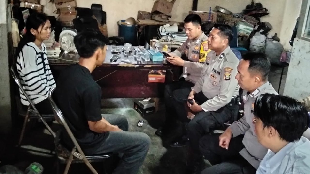 Tertunduk Lesu di Depan 4 Polisi, Sejoli Viral Hina Suku Tak Berkutik Minta Maaf