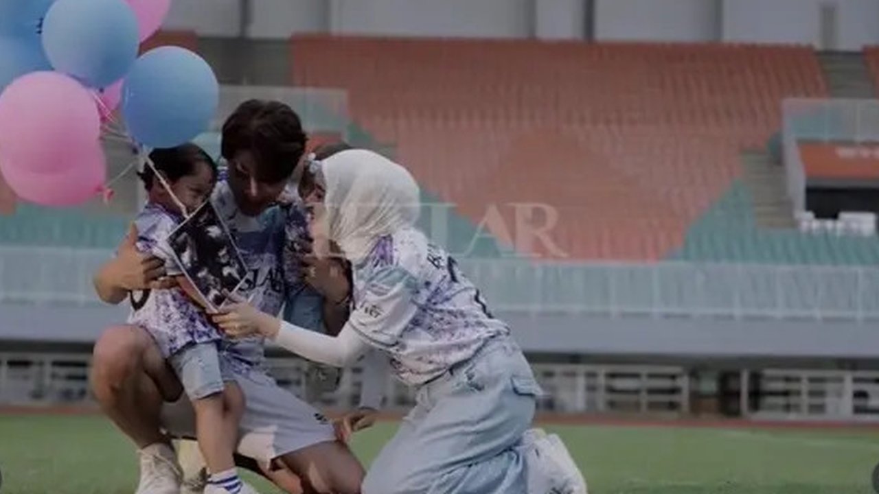 Momen bahagia Lesti Kejora umumkan hamil anak ketiga. [IG: @rizkybillar]