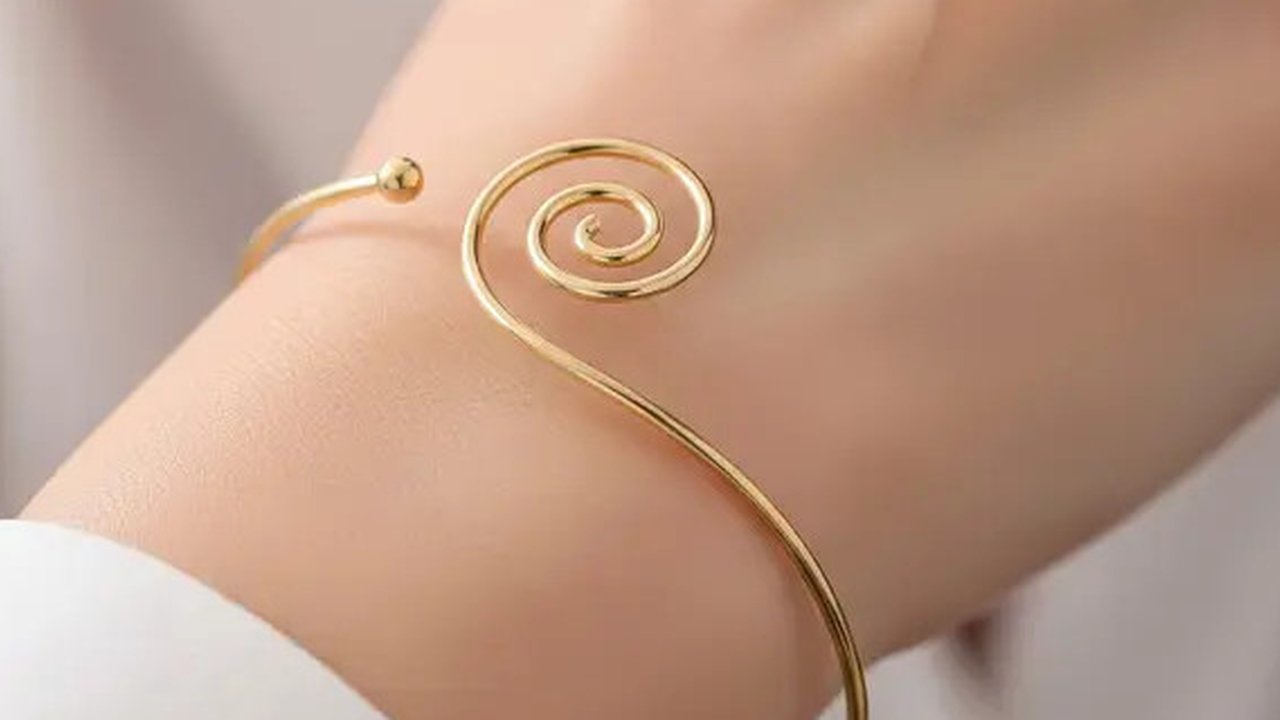 Model Gelang Emas Tanpa Ukiran yang Elegan/Gemini AI