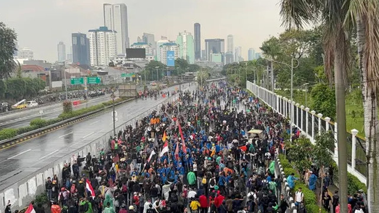 Massa unjuk rasa di depan Kompleks DPR/MPR Jalan Gatot Subroto, Senayan Jakarta Selatan mulai ricuh. Sejumlah pendemo tampak melakukan tindakan anarkis dengan melakukan pelemparan botol. (Lip