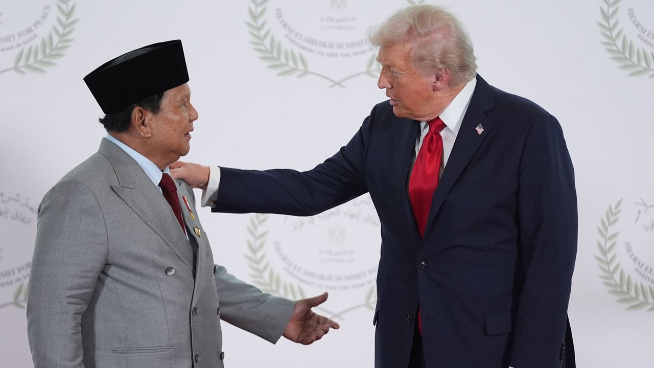 VIDEO: Aksi Mengejutkan Trump Tepuk Pundak Prabowo Depan Pemimpin Dunia di KTT Perdamaian Gaza