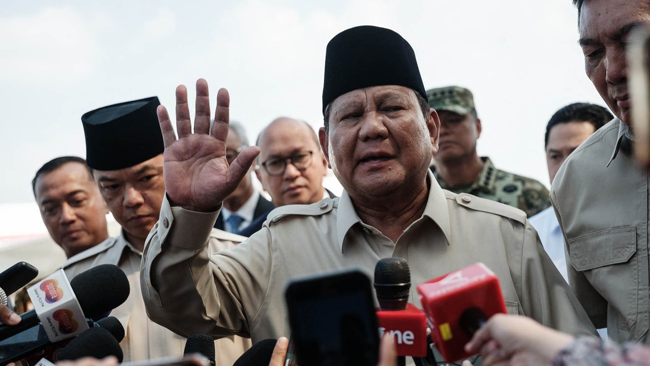 Presiden Indonesia Prabowo Subianto  saat berbicara kepada media setibanya dari Mesir setelah menghadiri KTT perdamaian Gaza di Pangkalan Angkatan Udara Halim Perdanakusuma, Jakarta, Selasa (14/10/2025).