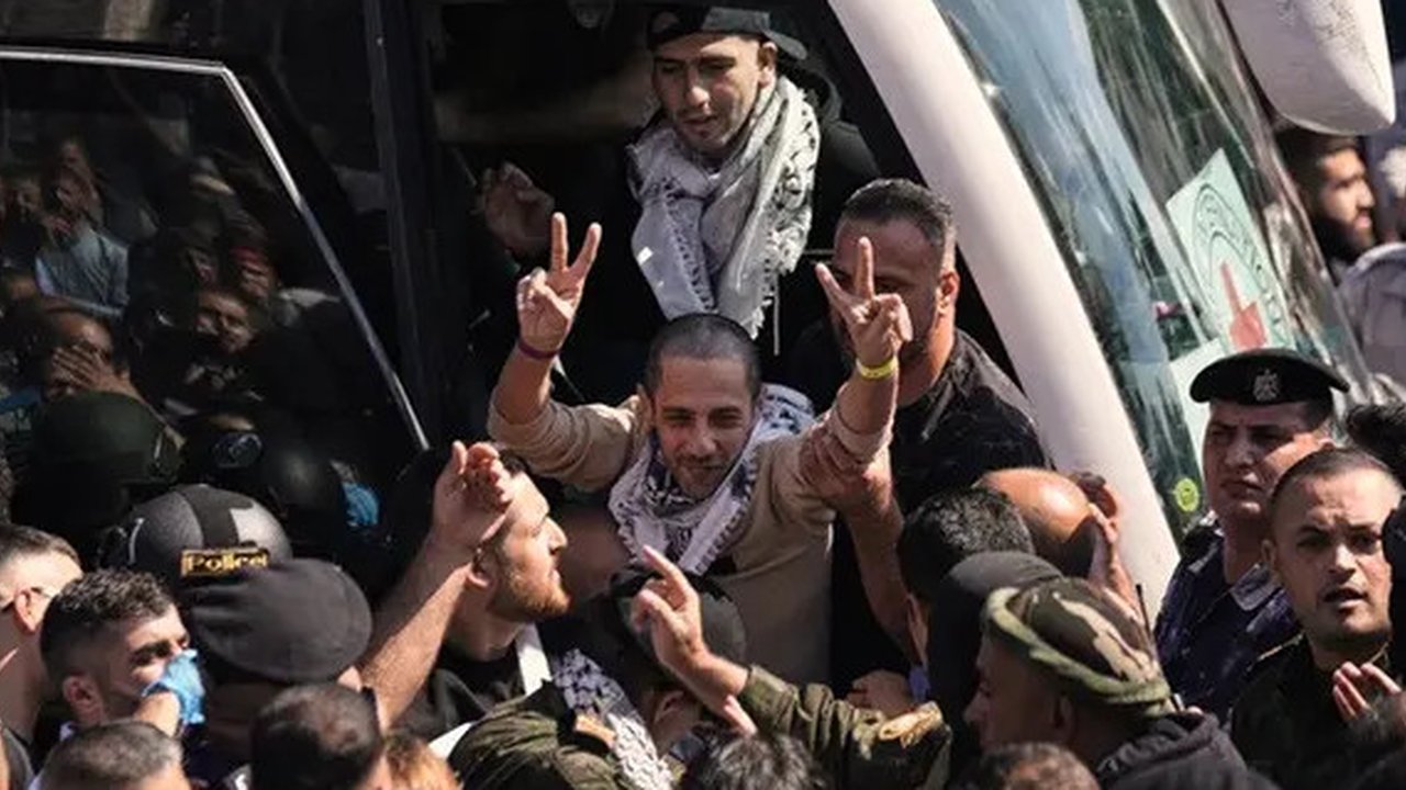 Warga berkumpul untuk menyambut para tahanan Palestina yang dibebaskan dari penjara Israel di Khan Younis, Jalur Gaza selatan, Senin (13/10/2025).