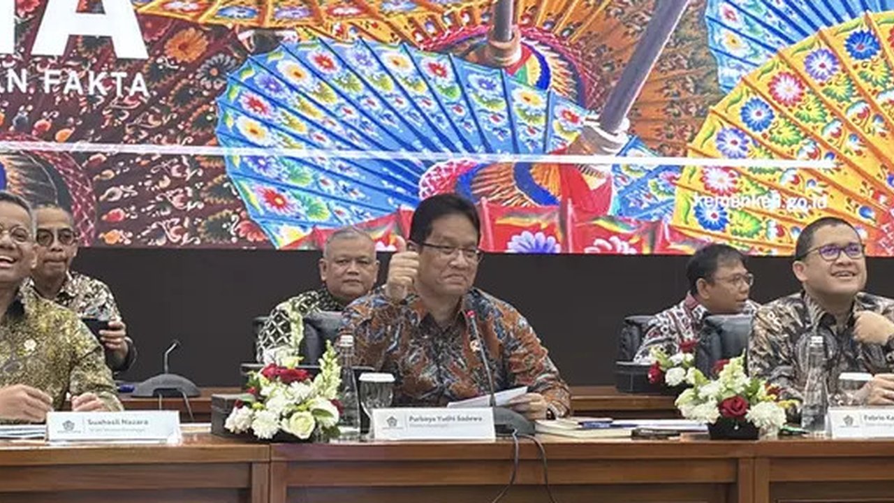Menkeu Purbaya Yudhi Sadewa melaporkan Anggaran Pendapatan dan Belanja Negara (APBN) 2025 mengalami defisit sebesar Rp371,5 triliun atau 1,56 persen terhadap produk domestik bruto (PDB) per 3