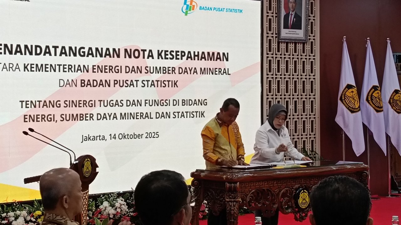 Menteri Energi dan Sumber Daya Mineral (ESDM) Bahlil Lahadalia di Kantor Kementerian ESDM, Jakarta, Selasa (14/10/2025). Bahlil menjelaskan mengenai kebijakan domestik market obligation (D