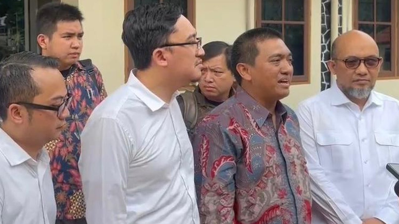<p>Eks penyidik KPK Yudi Purnomo (kedua dari kanan) dan Novel Baswedan (kanan) (Istimewa)</p>