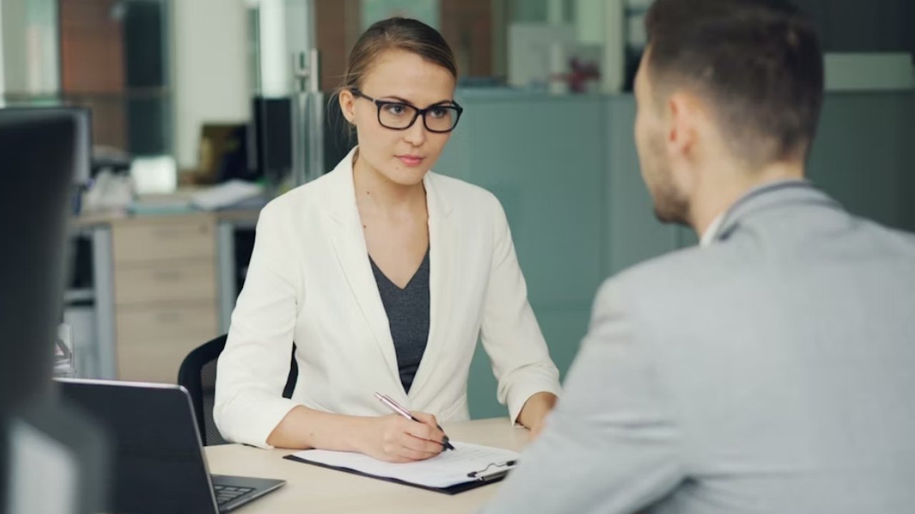 Ilustrasi Karyawan dan Bos