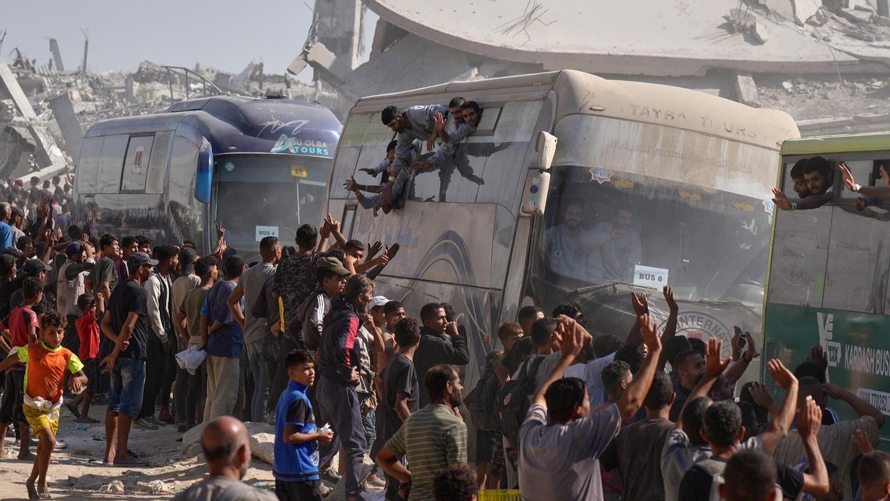 Warga berkumpul untuk menyambut para tahanan Palestina yang dibebaskan dari penjara Israel di Khan Younis, Jalur Gaza selatan, Senin (13/10/2025).