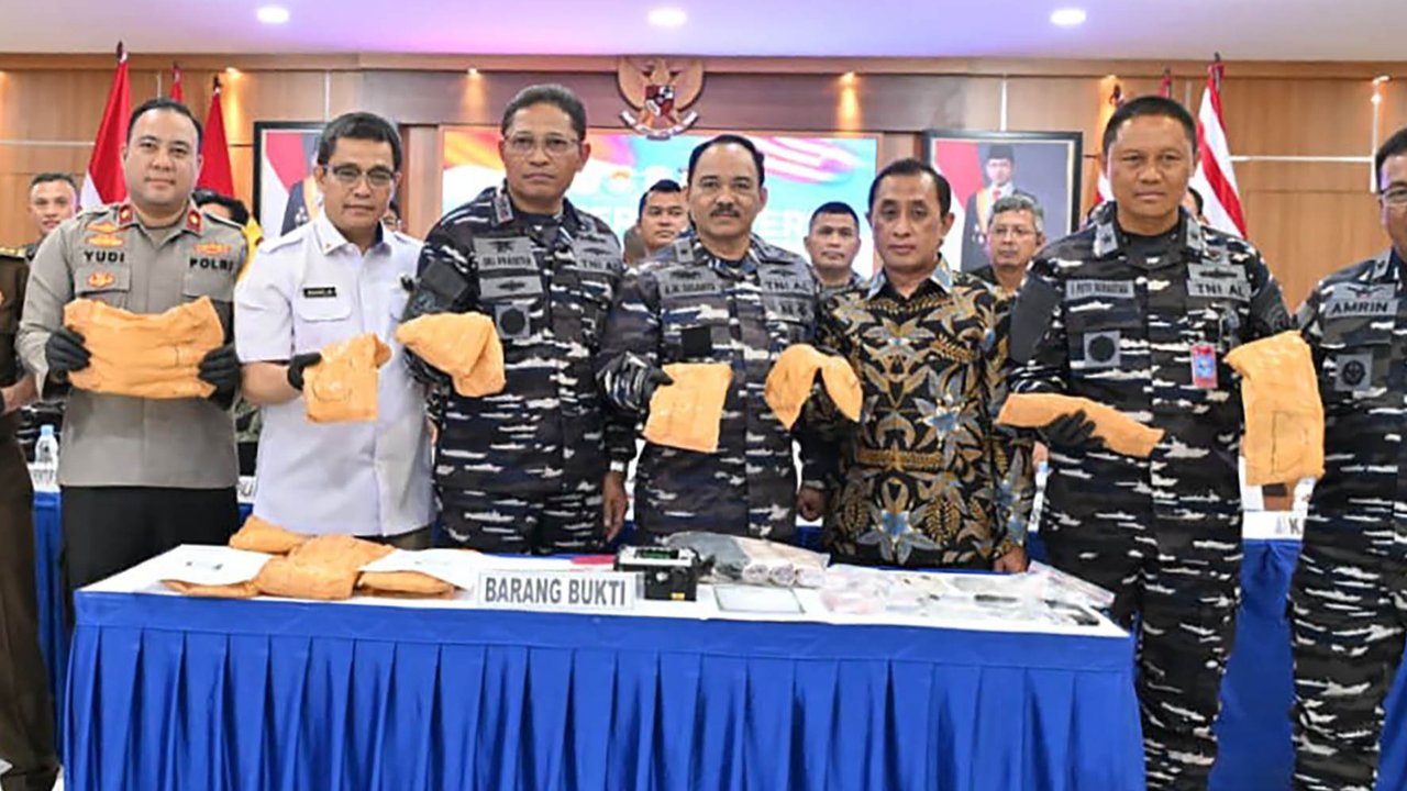 Komandan Komando Daerah Angkatan Laut III (Dankodaeral III) Laksamana Muda TNI Uki Prasetia bersama Tim Pengamanan PELNI (Pam Pelni) TNI Angkatan Laut, Polres Pelabuhan Tanjung Priok dan Pelindo saat konferensi pers  bersama di Mako Kodaeral III, Tanjung Priok, Jakarta, Rabu (15/10/2025).