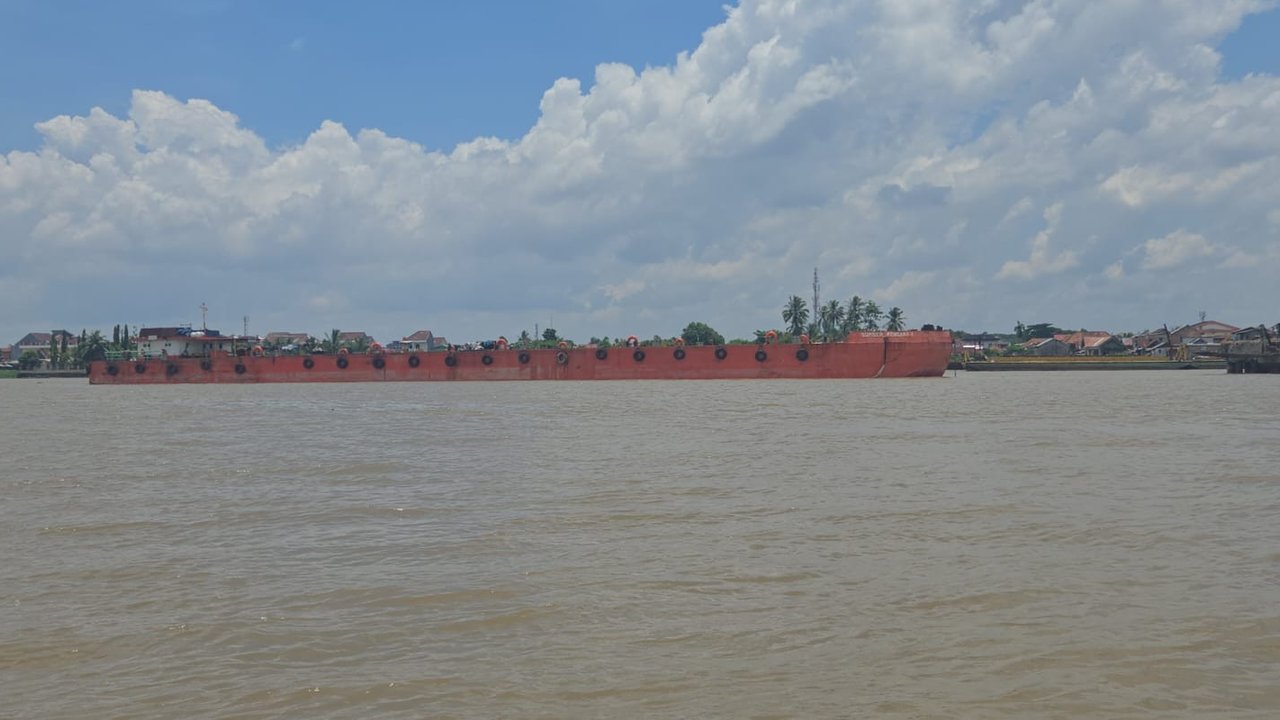 Dramatis, Nelayan Selamatkan Kru Kapal Penarik Tongkang Muatan 3.000 Ton CPO Tenggelam di Sungai Musi