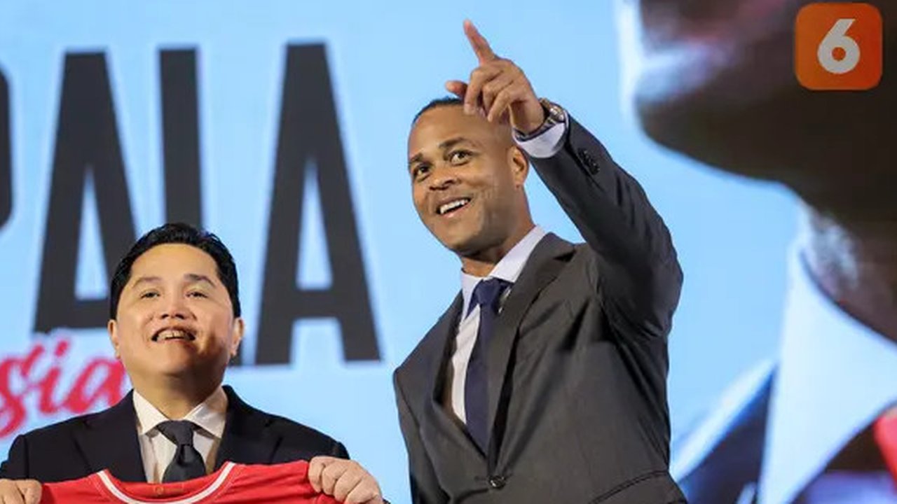 Ketua PSSI, Erick Thohir, dan pelatih anyar Timnas Indonesia, Patrick Kluivert, dalam sesi konfrensi pers di Hotel Mulia, Jakarta, Minggu (12/1/2025) sore WIB. (Bola.com/Bagaskara Laz