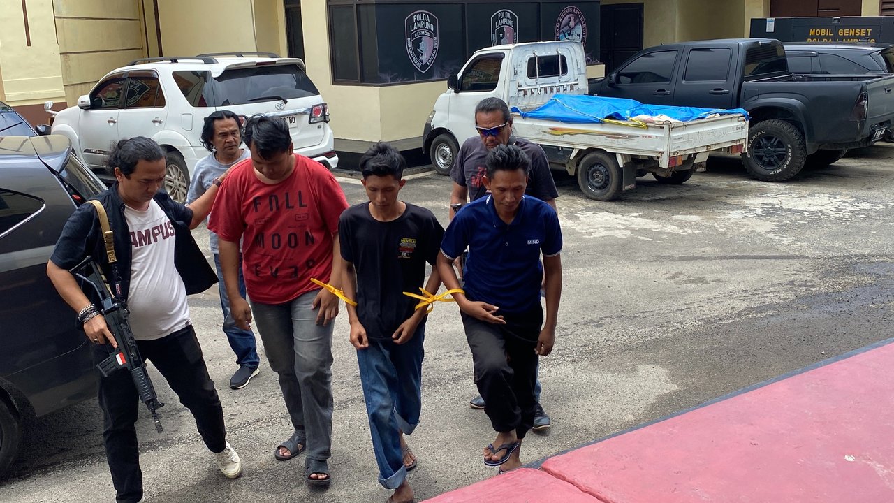 Tiga preman yang kerap memalak sopir truk batu bara di jalur lintas Sumatera, tepatnya di Kampung Ramsai, Kecamatan Way Tuba, Kabupaten Way Kanan, Lampung
