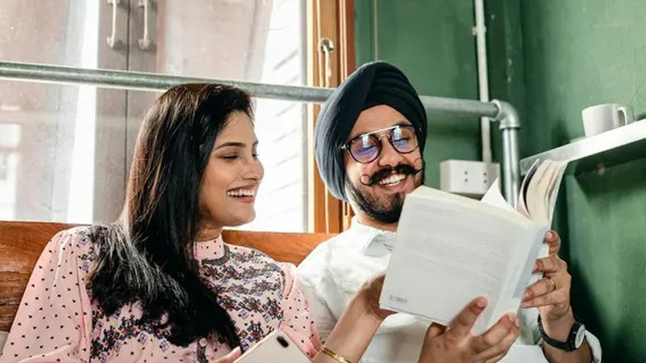 Seorang pria membacakan pantun teka-teki untuk perempuan (Credit: Pexels)