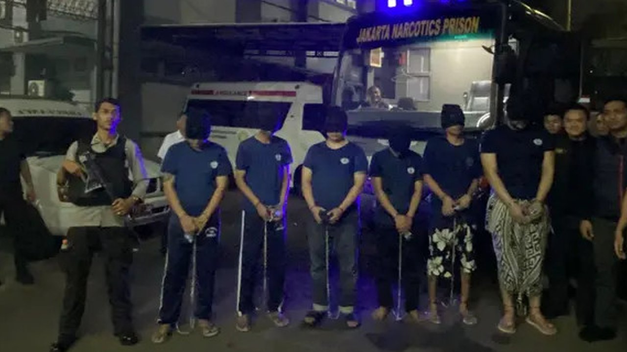 Pemeran Ammar Zoni baru saja menghirup udara bebas setelah tujuh bulan mendekam akibat kasus narkoba. Setelah bebas, suami Irish Bella itu tidak bersama istri dan anaknya melainkan tinggal be
