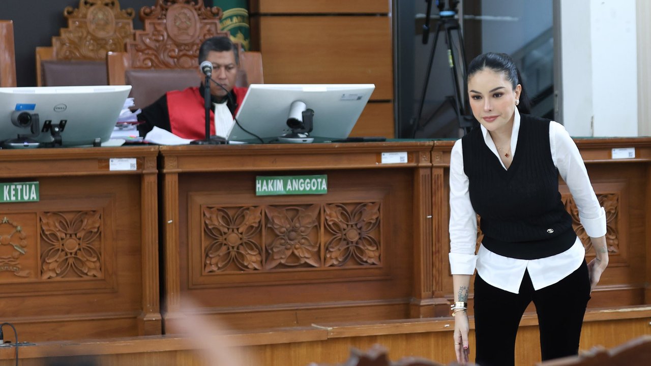 Artis Nikita Mirzani saat mengikuti sidang tuntutan perkara pemerasan dan Tindak Pidana Pencucian Uang (TPPU) di Pengadilan Negeri Jakarta Selatan, Kamis (9/10/2025).
