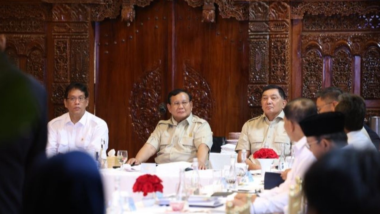 Presiden Prabowo Subianto meminta Menteri Keuangan meninjau ulang Peraturan Pemerintah tentang Devisa Hasil Ekspor (DHE) demi optimalisasi, sekaligus membahas peningkatan penerimaan pajak.