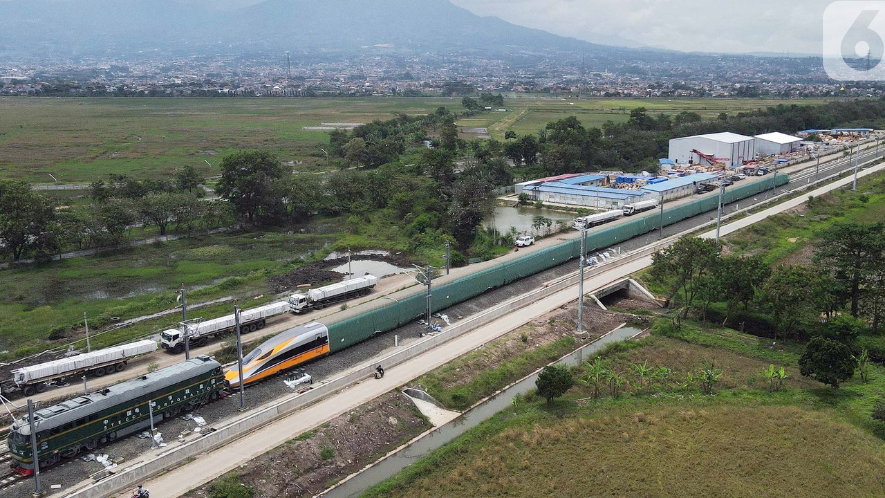 Foto udara suasana rangkaian kereta cepat di Stasiun Tegalluar, Kabupaten Bandung, Jawa Barat, Kamis (13/10/2022). Progres pembangunan proyek Kereta Cepat Jakarta-Bandung telah mencapai 88,8 persen dan direncanakan beroperasi pada Juli 2023. (Liputan6.com/Herman Zakharia)