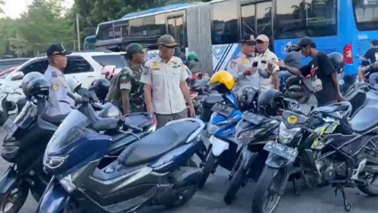 <p>Petugas gabungan menertibkan parkir liar dan pemasangan meja berlebihan milik pelaku usaha di sepanjang Jalan Mayjen Sutoyo, Cawang, Kramat Jati, Jakarta Timur (Jaktim). (Antara)</p>
