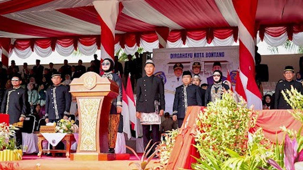 Wali Kota Bontang Neni Moerniaeni memimpin langsung upacara HUT ke-26 Kota Bontang