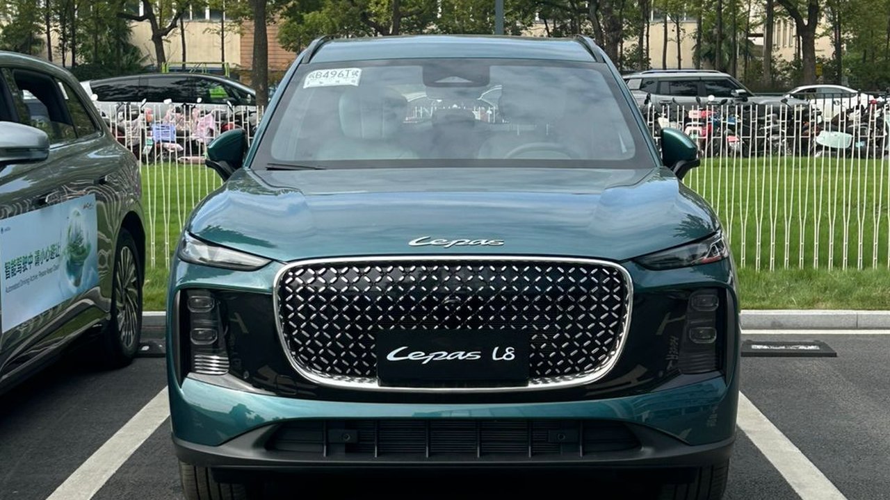 Canggih! Mobil LEPAS L8 Bisa Parkir Sendiri dan Tinggal Tekan Tombol di Remot