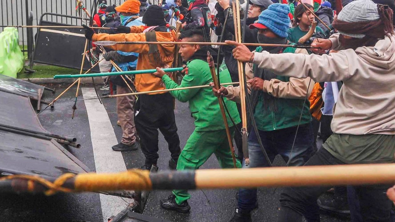 Para demonstran menembakkan panah ke arah petugas polisi di dekat pintu masuk Kedutaan Besar AS di Bogota, Kolombia, Jumat (17/10/2025) waktu setempat.