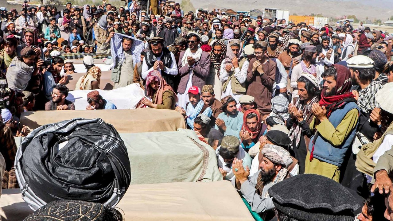 Kerabat dan pelayat Afghanistan memanjatkan doa saat upacara pemakaman para korban yang tewas akibat serangan udara Pakistan di distrik Urgun, provinsi Paktika, Afghanistan timur, Sabtu,  (18/10/2025).