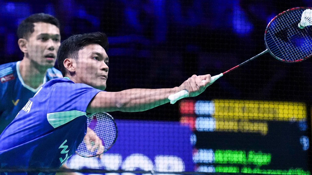 Ganda putra Indonesia Fajar Alfian/Muhammad Shohibul Fikri saat nengalahkan pasangan China Liang Wei Keng Liang/Wang Chang 21-15, 21-18 pada semifinal  Denmark Open 2025 di  Jynske Arena, Sabtu, (18/10/2025).