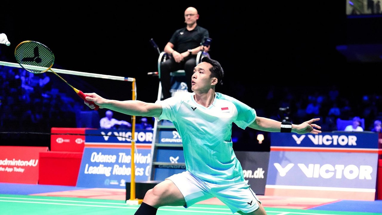 Tunggal putra Indonesia, Jonatan Christie saat melawan wakil Prancis, Alex Lanier pada laga semifinal Denmark Open 2025 yang berlangsung di Jyske Bank Arena, Odense, Sabtu (18/10/2025) malam WIB.
